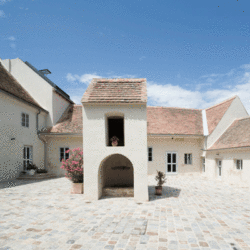 109 Landgut Gruber 109 Landgut Gruber – Hof mit Brunnenhaus 17. Jhdt.