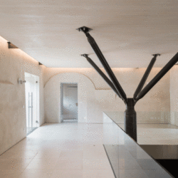 109 Landgut Gruber 109 Landgut Gruber – Eingangshalle im Erdgeschoß, mitte: Unterkonstruktion der Wohnplattform als konstruktive Verklammerung des Altbestandes, Abgang zu den mittelalterlichen Kellergewölben