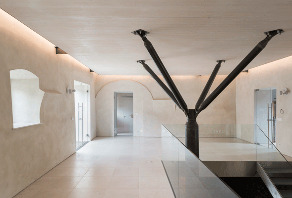 109 Landgut Gruber – Eingangshalle im Erdgeschoß, mitte: Unterkonstruktion der Wohnplattform als konstruktive Verklammerung des Altbestandes, Abgang zu den mittelalterlichen Kellergewölben